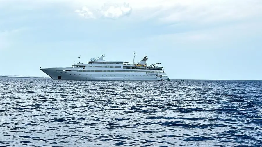 L’imponente yacht “Lauren L” avvistato a largo di Squillace images L’imponente yacht “Lauren L” avvistato a largo di Squillace