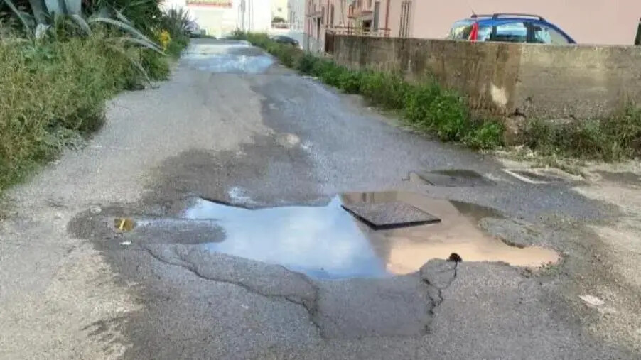 images Fogna a cielo aperto in via Forni a Catanzaro, interviene l'autospurgo ma la situazione peggiora 