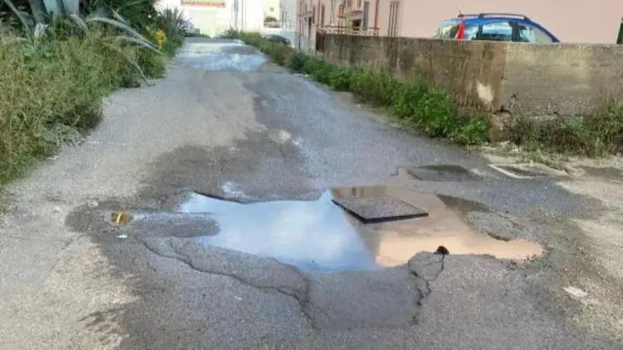 images Fogna a cielo aperto in via Forni a Catanzaro, interviene l'autospurgo ma la situazione peggiora 