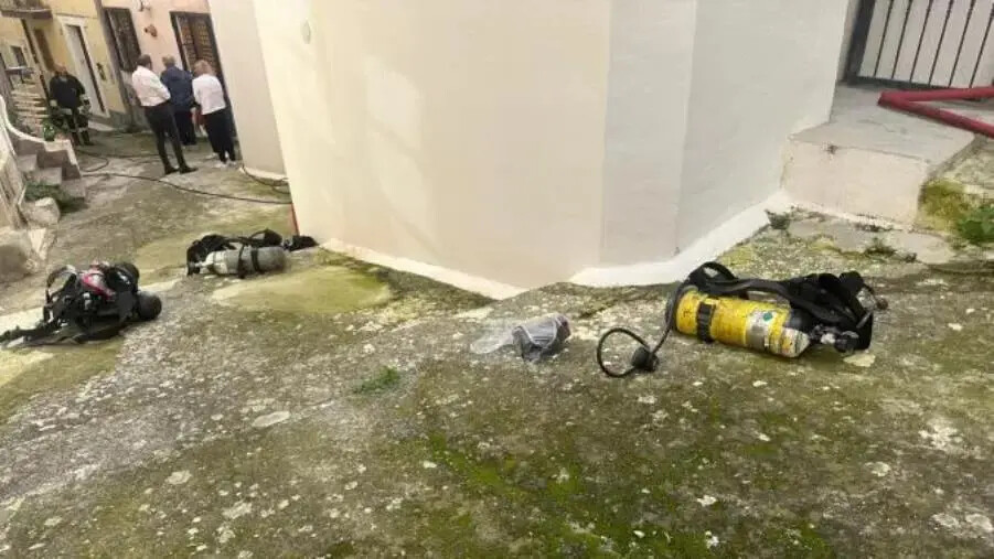 images Tragedia sfiorata a Catanzaro, incendio in una casa del centro: marito e moglie intossicati 