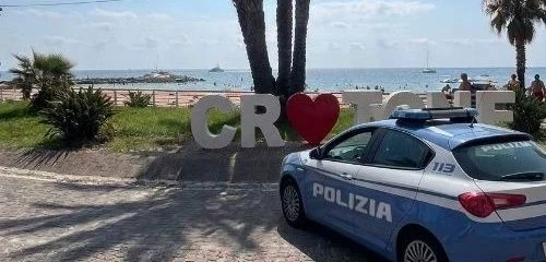 Crotone, aggressione ai poliziotti e danneggiamento: convalidato l'arresto 