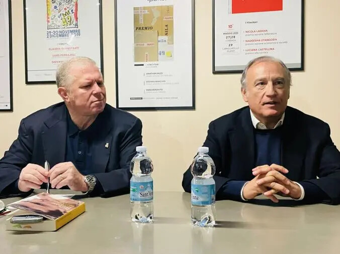 Libri, Piero Marrazzo ha presentato il suo "Storie senza eroi" a Cosenza ospite del Premio Sila images Libri, Piero Marrazzo ha presentato il suo "Storie senza eroi" a Cosenza ospite del Premio Sila