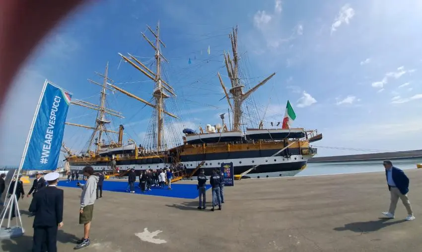 Crotone saluta la nave Amerigo Vespucci: nessuna cerimonia per il lutto nazionale (VIDEO) images Crotone saluta la nave Amerigo Vespucci: nessuna cerimonia per il lutto nazionale (VIDEO)