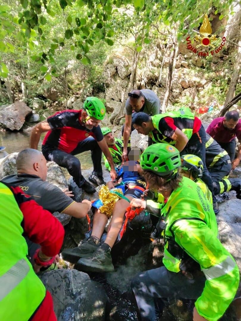 Roccaforte del Greco (RC), recuperato con l'elicottero un escursionista caduto in un dirupo images Roccaforte del Greco (RC), recuperato con l'elicottero un escursionista caduto in un dirupo