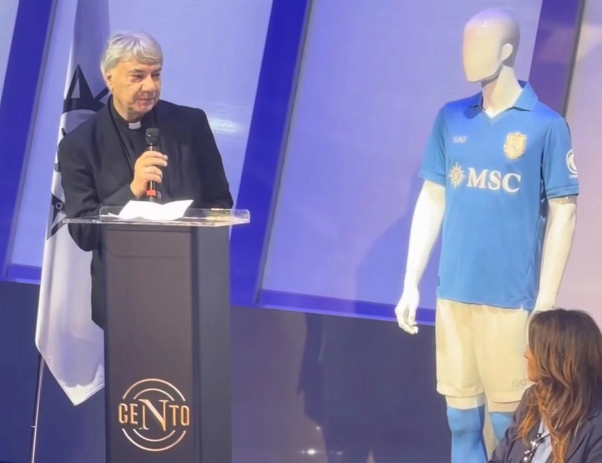 Don Mimmo Battaglia benedice la maglia del Centenario del Napoli