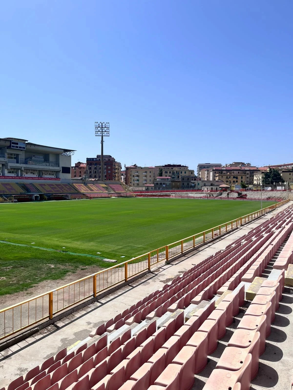 Stadio Ceravolo, sospiro di sollievo dopo la verifica sugli ordigni bellici: da lunedì ripartono i lavori