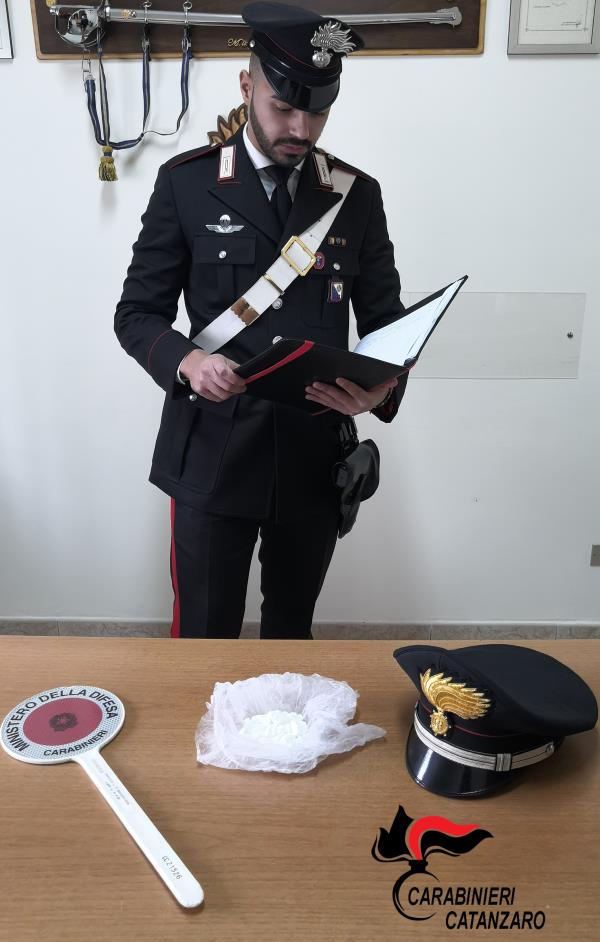 Padre e figlio viaggiavano con la cocaina tra i sedili del furgone, beccati e arrestati a Palermiti images Padre e figlio viaggiavano con la cocaina tra i sedili del furgone, beccati e arrestati a Palermiti