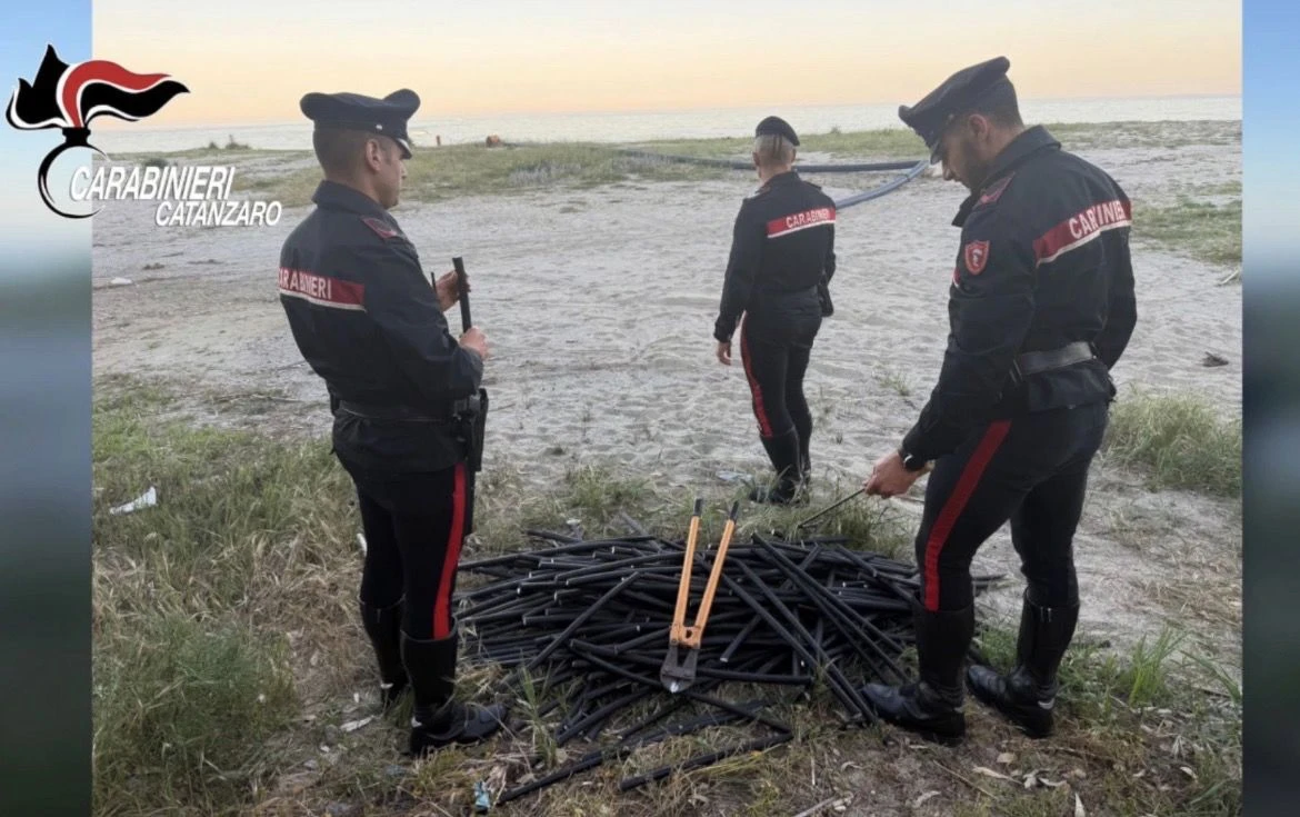 Sorpresi a tagliare cavi elettrici sulla spiaggia di Roccelletta di Borgia, 2  denunce (VIDEO)