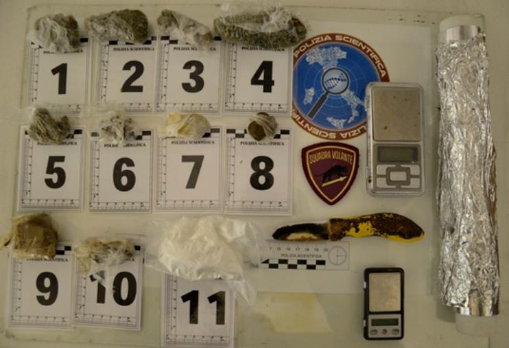images Hashish, marijuana e cocaina in casa e in auto: trentenne arrestato a Catanzaro per spaccio di droga