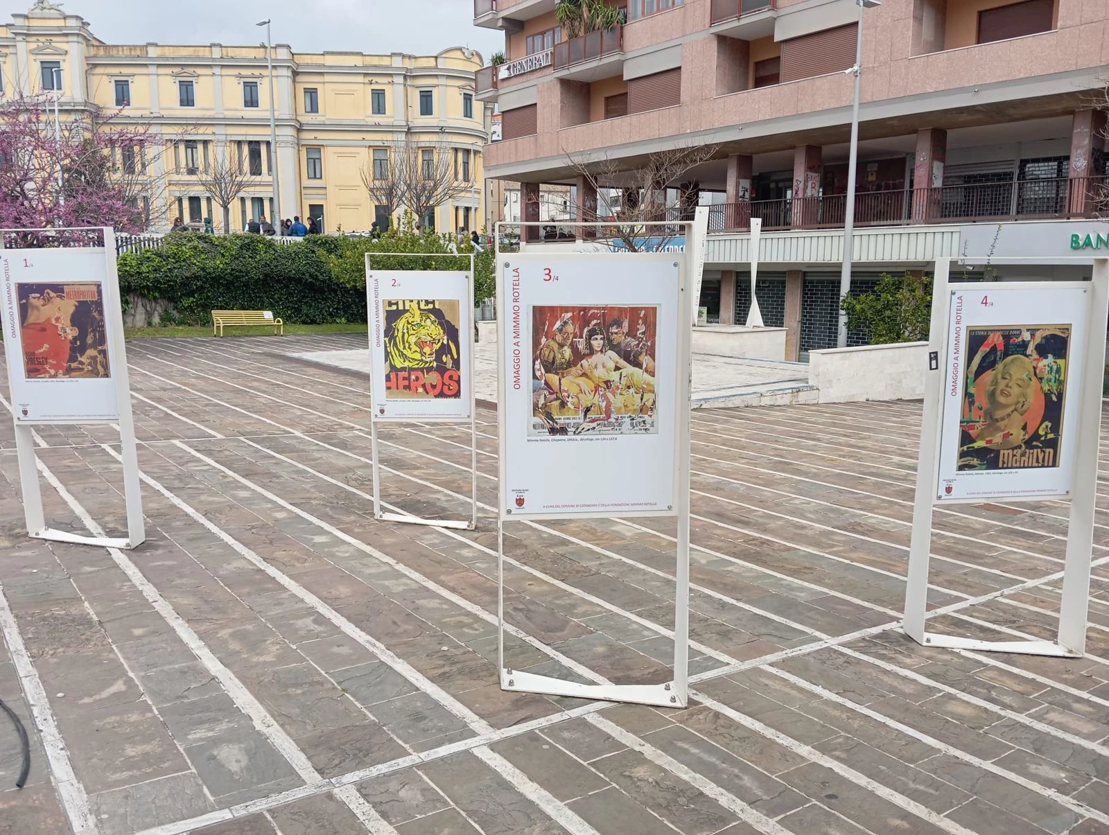 Cara Catanzaro restituisce decoro e memoria: restaurate le paline dedicate a Mimmo Rotella