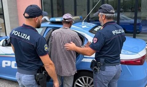 images Catanzaro, disturbi e allarme tra i residenti nel centro storico: il questore "accompagna" cittadino straniero a Bari 