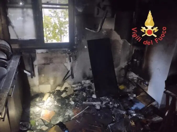 images Catanzaro, in fiamme un appartamento: danni limitati alla cucina