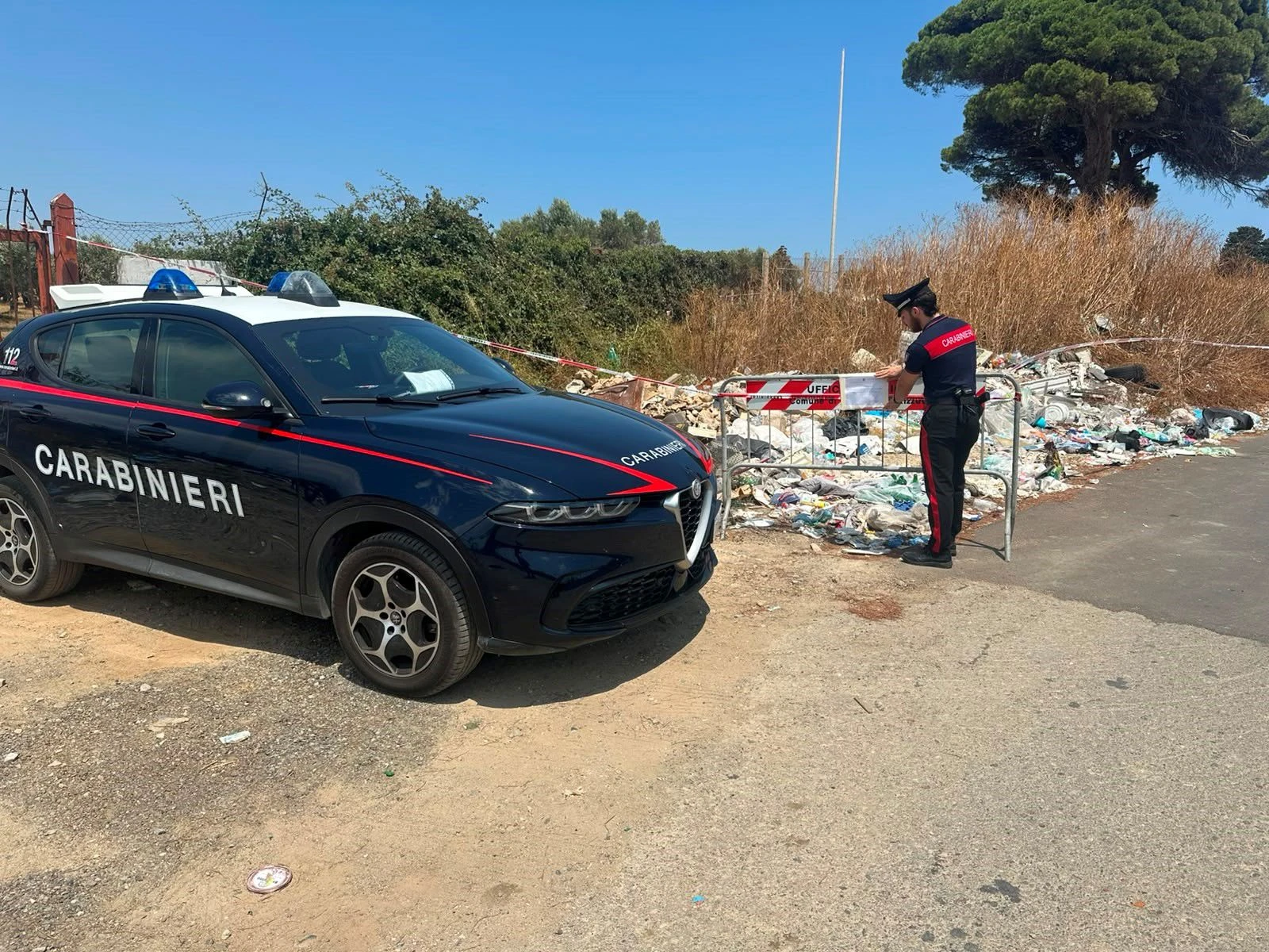     Rifiuti e roghi tossici, sequestrata una discarica abusiva a Isola Capo Rizzuto