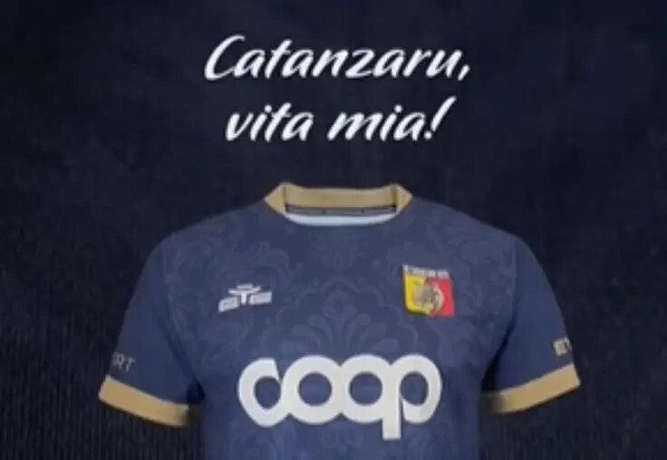 images L'Us Catanzaro 1929 lancia la terza maglia: identità e innovazione ricordando l'arte serica catanzarese