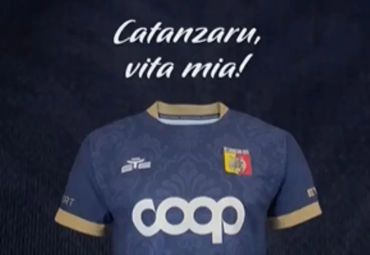 L'Us Catanzaro 1929 lancia la terza maglia: identità e innovazione ricordando l'arte serica catanzarese images L'Us Catanzaro 1929 lancia la terza maglia: identità e innovazione ricordando l'arte serica catanzarese
