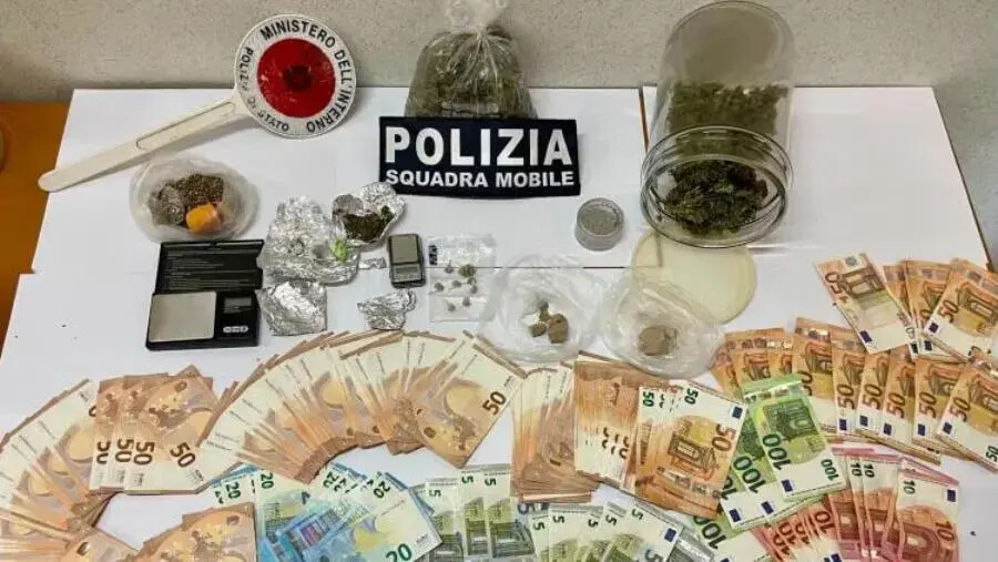 Lamezia Terme, viaggiava in auto con a bordo droga ai fini di spaccio: ai domiciliari un 47enne images Lamezia Terme, viaggiava in auto con a bordo droga ai fini di spaccio: ai domiciliari un 47enne