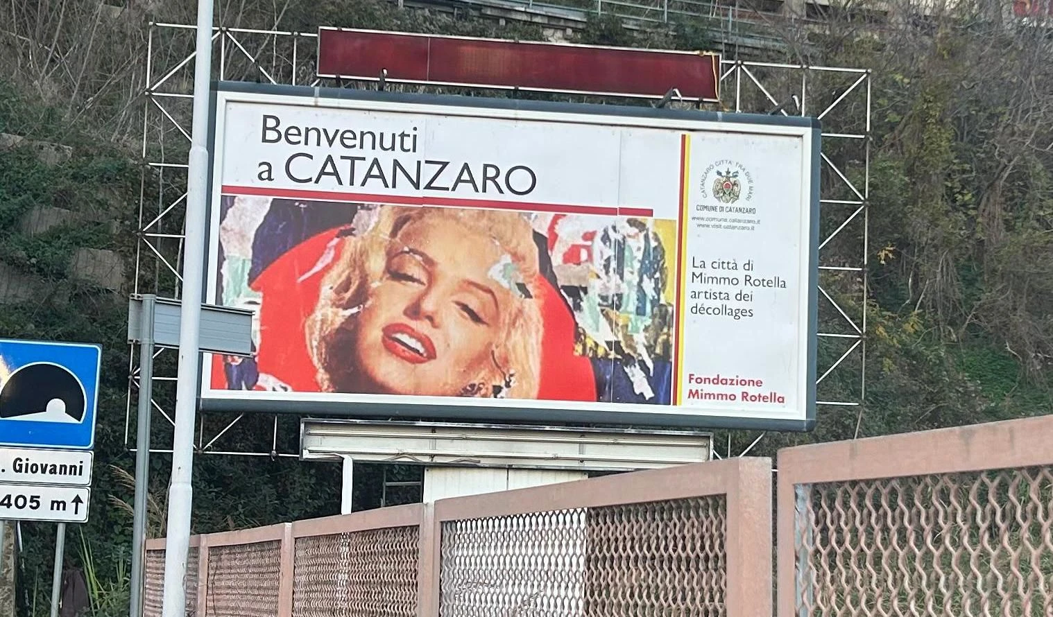 E’ tornato all’imbocco della galleria del San Giovanni il manifesto di “Marilyn” in ricordo di Mimmo Rotella&nbsp;
