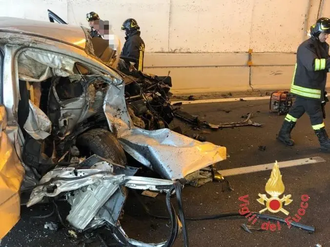 images Perde il controllo dell'auto sulla Statale 106 VarB tra Grotteria e Locri: un morto 