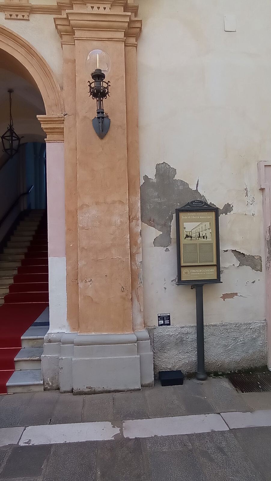Stanizzi: "Il degrado sempre più crescente all'ingresso di Palazzo De Nobili" images Stanizzi: "Il degrado sempre più crescente all'ingresso di Palazzo De Nobili"