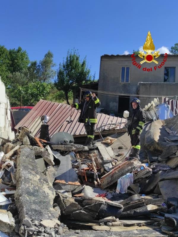 Gimigliano. Scoppia una bombola e crolla un casolare: estratti i proprietari  images Gimigliano. Scoppia una bombola e crolla un casolare: estratti i proprietari
