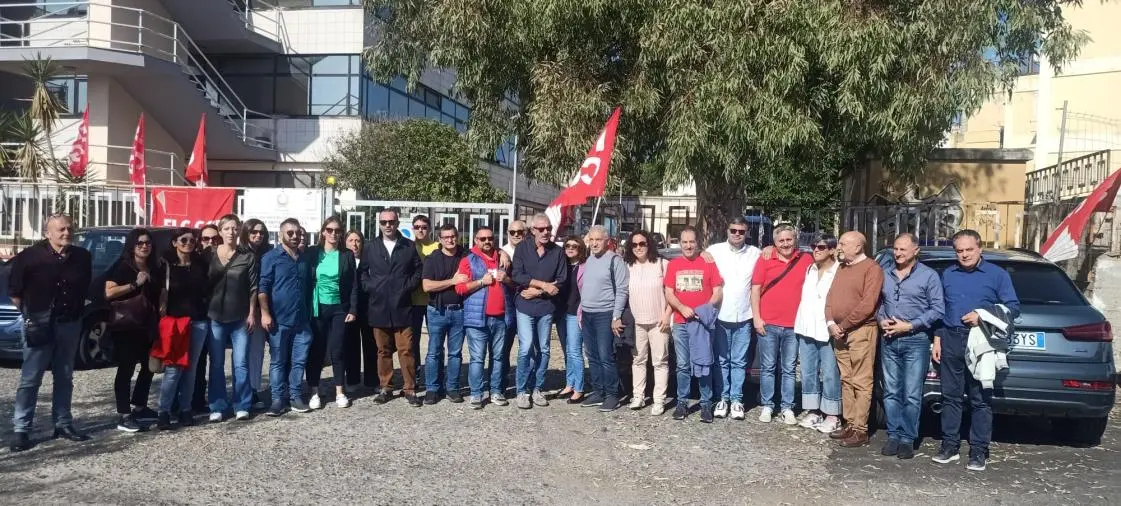 Catanzaro, i lavoratori della scuola scioperano: sit in di Flc Cgil davanti all'Ufficio Scolastico Regionale images Catanzaro, i lavoratori della scuola scioperano: sit in di Flc Cgil davanti all'Ufficio Scolastico Regionale