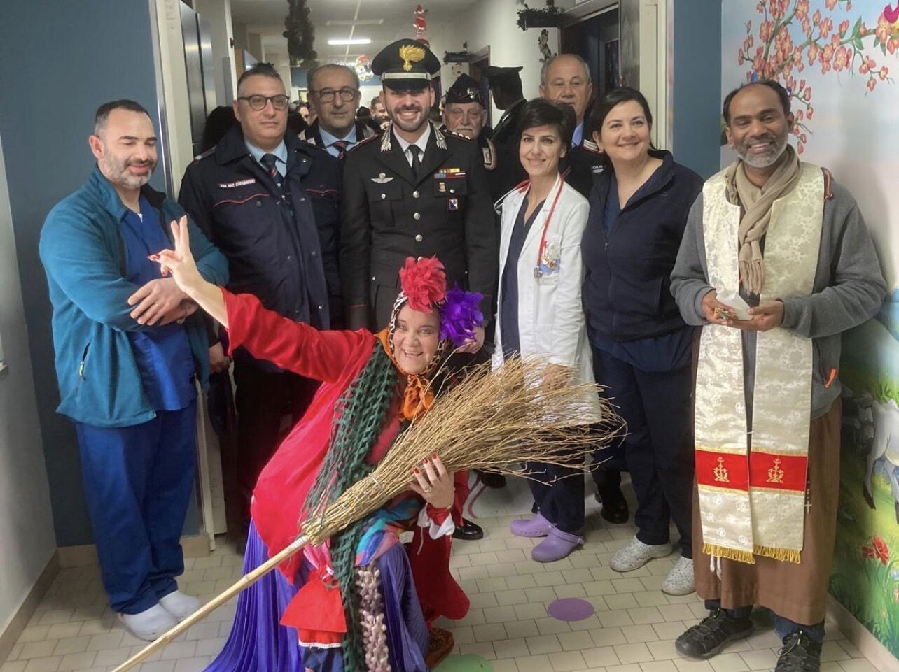 images Epifania di solidarietà a Polistena: i Carabinieri portano un sorriso ai bambini ricoverati 