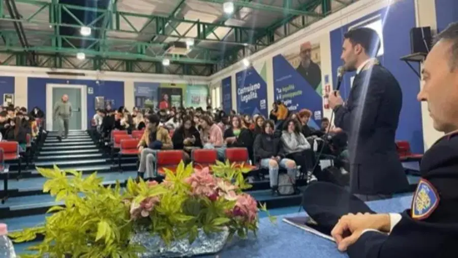 images Crotone, la Polizia di Stato fa visita agli studenti dell’Istituto di Istruzione Superiore “S. Pertini – Santoni”