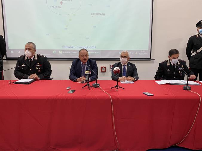 images ‘Ndrangheta e voto di scambio nel Lametino: coinvolti politici, un carabiniere e un giornalista (I NOMI)