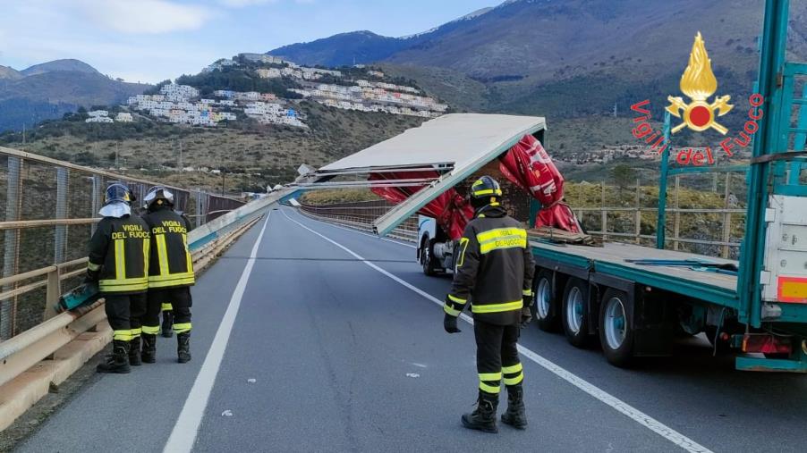 Forte vento scoperchia autoarticolato, traffico bloccato per tutta la notte nel Cosentino images Forte vento scoperchia autoarticolato, traffico bloccato per tutta la notte nel Cosentino