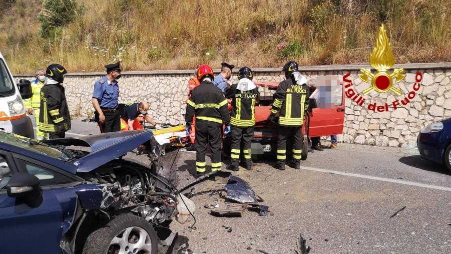 images Incidente a Stalettì: due auto coinvolte. Traffico rallentato 