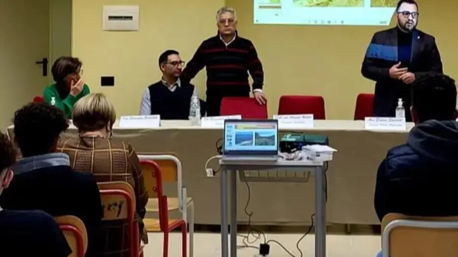 Inquinamento ambientale ed effetti sulla salute: incontro con gli studenti di Petilia Policastro images Inquinamento ambientale ed effetti sulla salute: incontro con gli studenti di Petilia Policastro