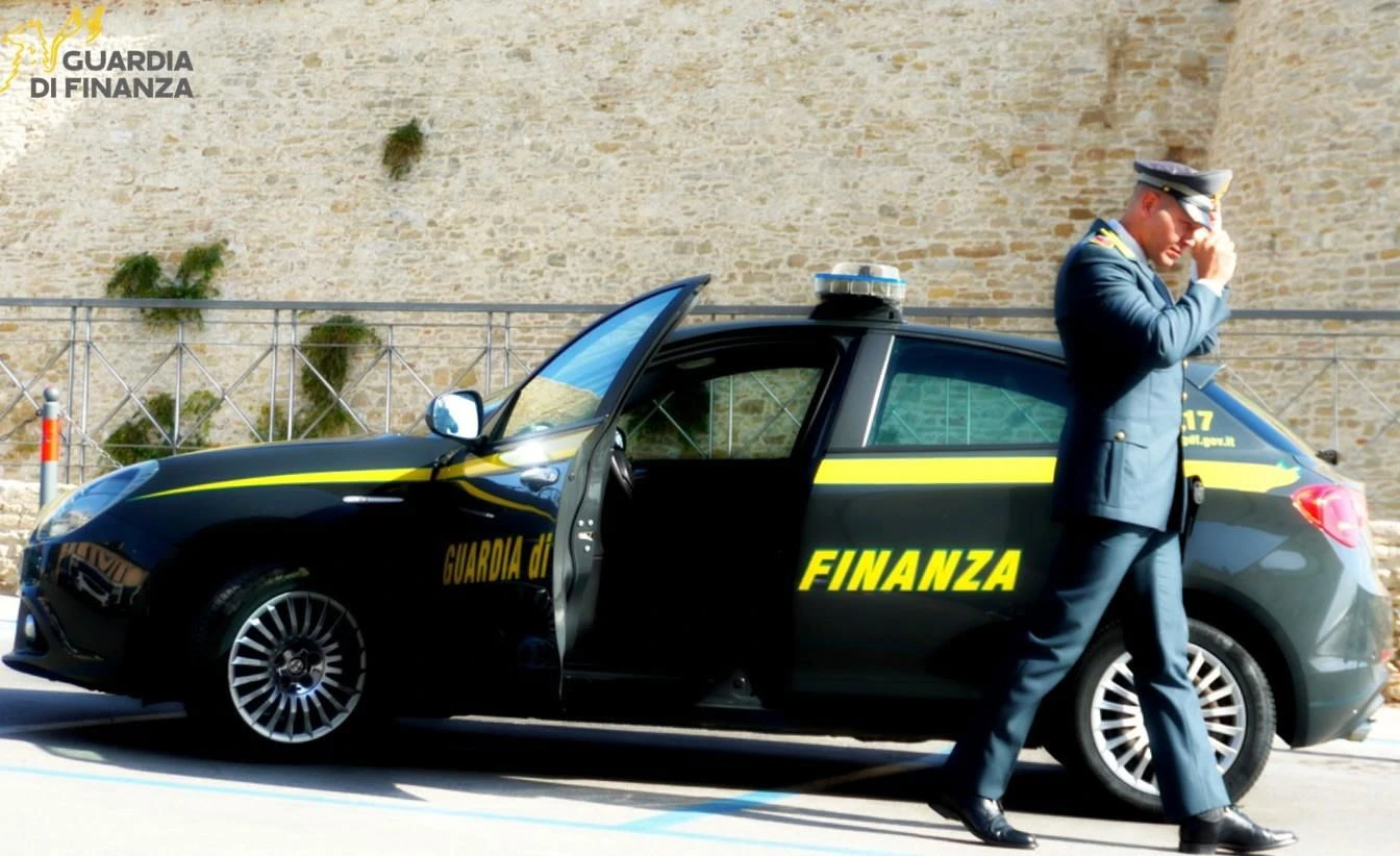 Feste finite per un giovane di Pescara amante del lusso: 11 frodi tra le province di Catanzaro, Pescara, Chieti  