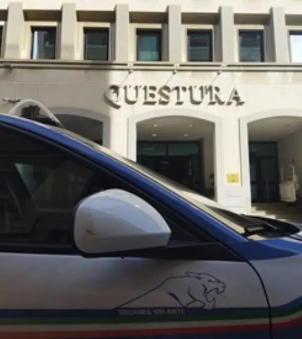 Minaccia di lanciarsi dal quarto piano, giovane donna di Reggio convinta dalla polizia a desistere