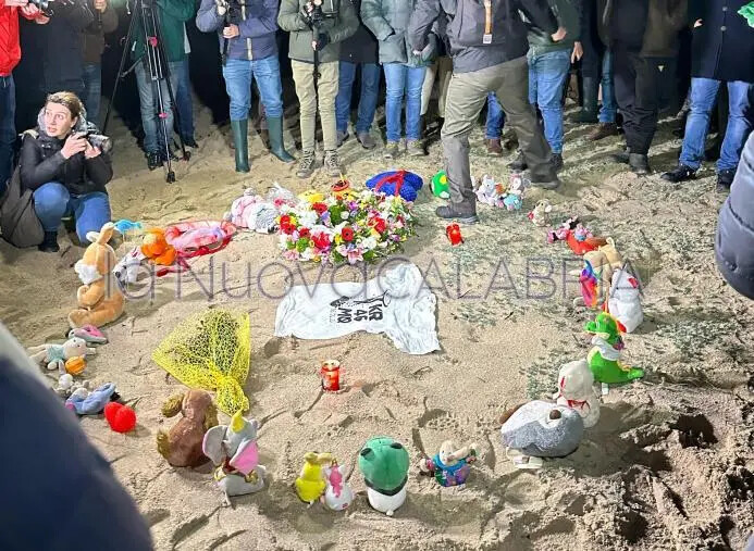 Un anno fa la tragedia dei migranti a Cutro: fiaccolata nella notte sulla spiaggia images Un anno fa la tragedia dei migranti a Cutro: fiaccolata nella notte sulla spiaggia