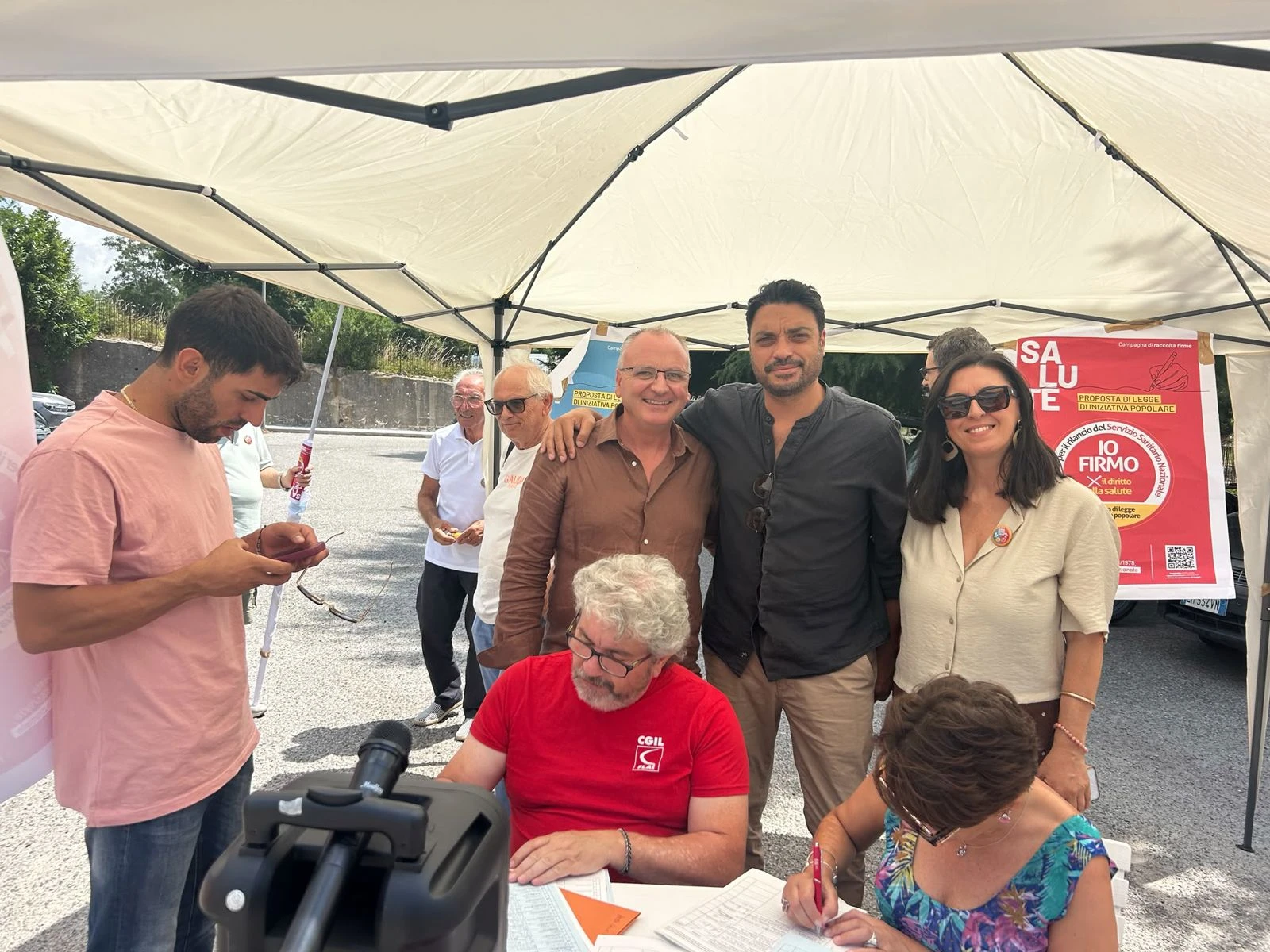 Sanità pubblica e lavoro, centinaia di firme a Serra San Bruno per le due leggi popolari della Cgil

