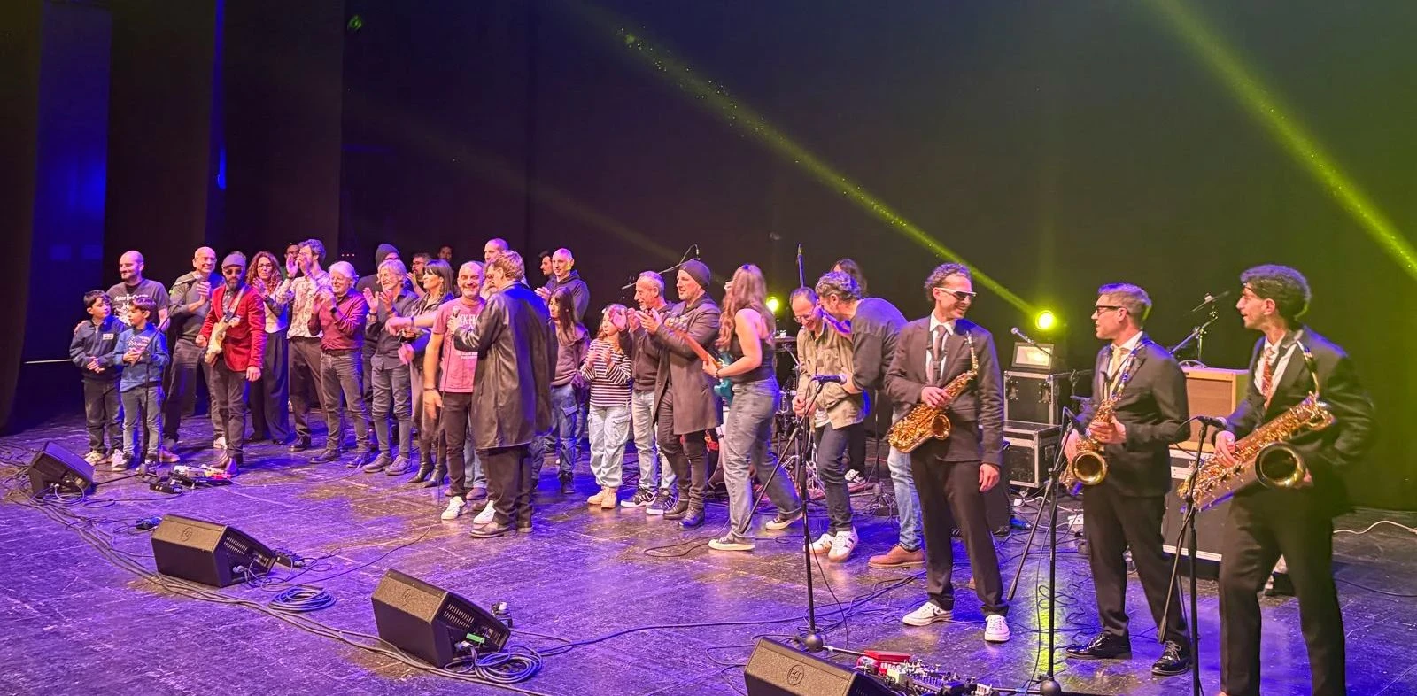 Il rock batte il fango: undici band al Politeama per rialzare le serrande del quartiere marinaro