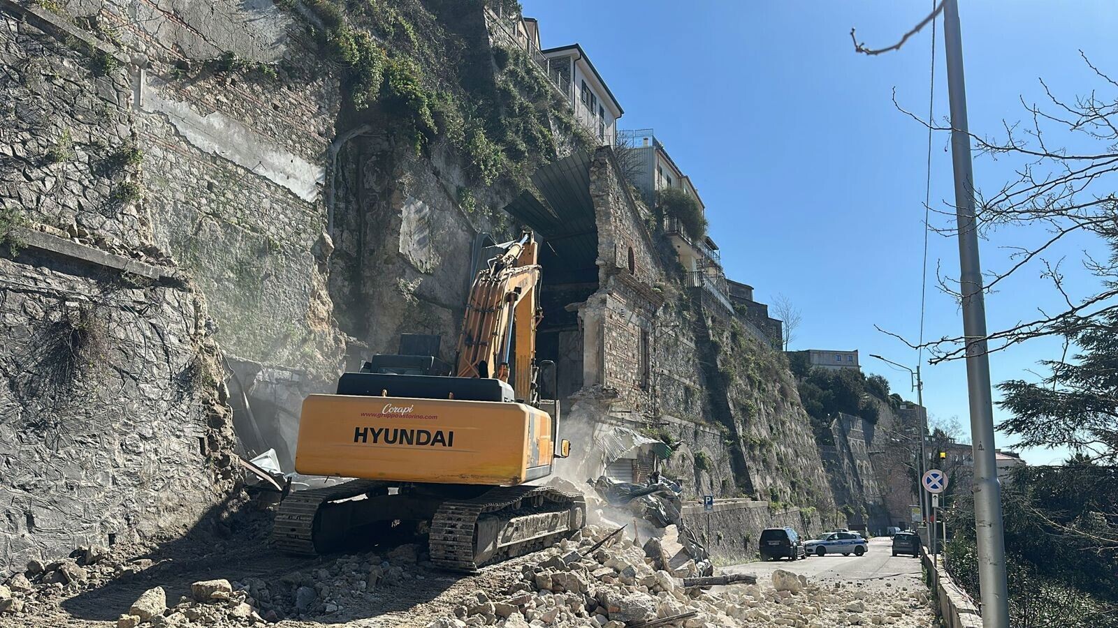 images Ruggiu (Nuova Genesi): “Bene demolizione in via Carlo V, ma ora il muro reggerà ai temporali?”