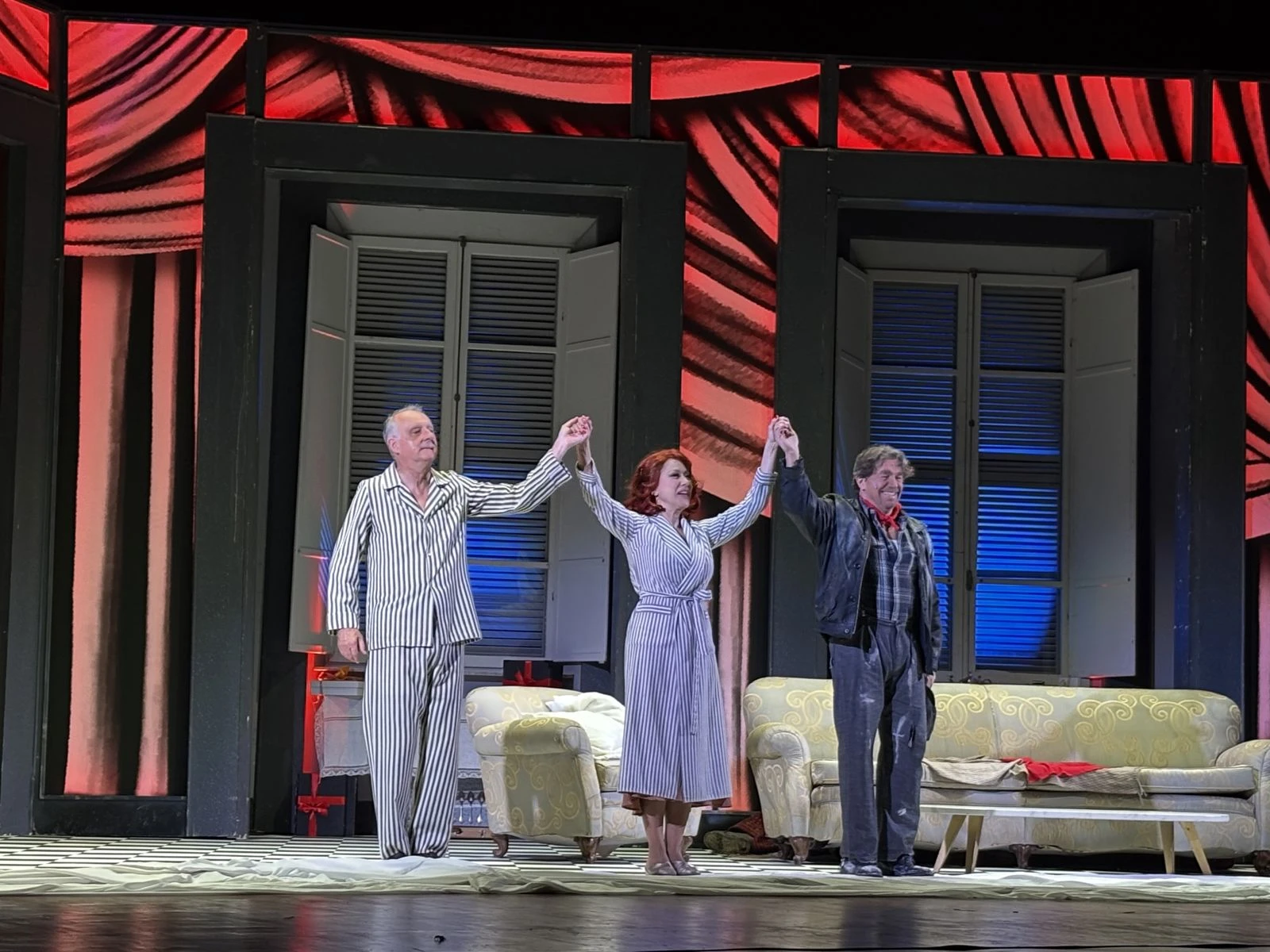 Il teatro Comunale gremito per “Il Padrone”: grande successo per Ama Calabria e Nancy Brilli