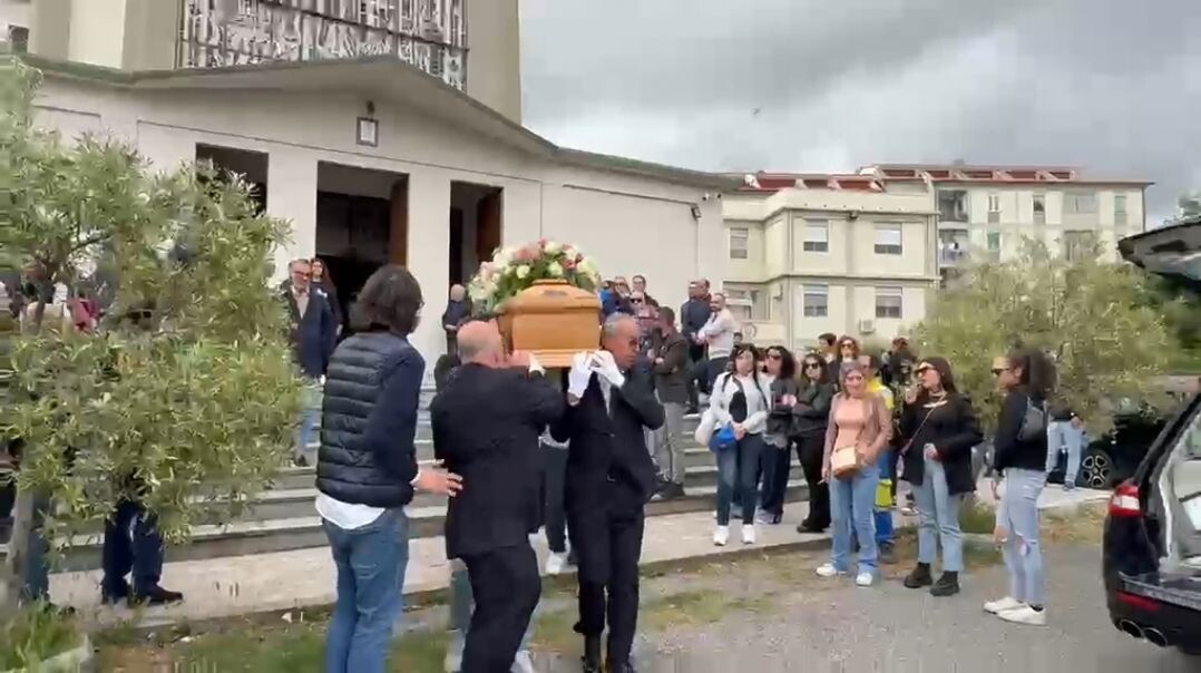 images Catanzaro, lacrime e silenzio nella chiesa del quartiere Sant'Antonio: l'ultimo saluto a Emanuela Puzzonia