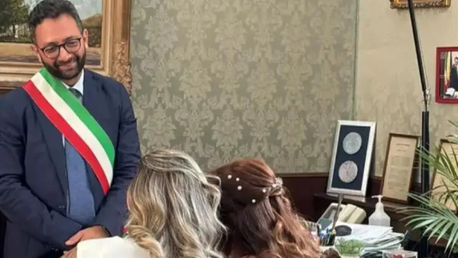images Catanzaro, celebrata la prima unione civile fra due donne 