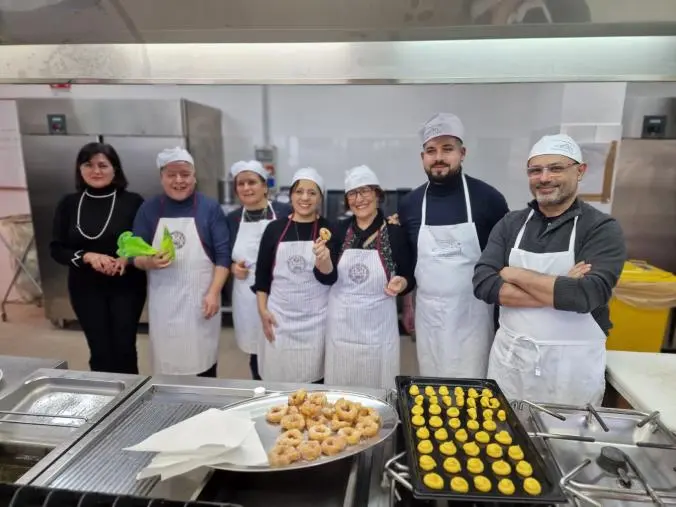 images Isola Capo Rizzuto, il sindaco torna a scuola per un corso di pasticceria: “L’Alberghiero, nostra eccellenza”
