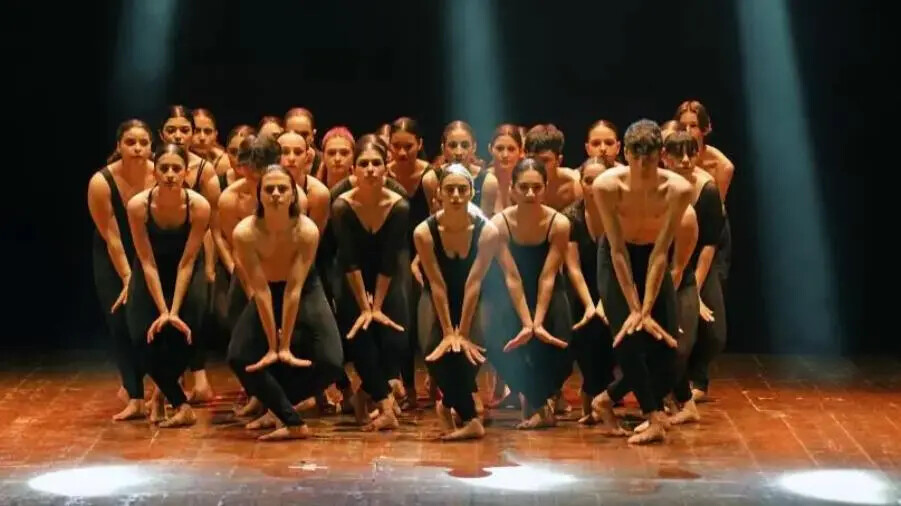 images Successo al Teatro Comunale per lo spettacolo “Liberté Egalité Fraternité” 