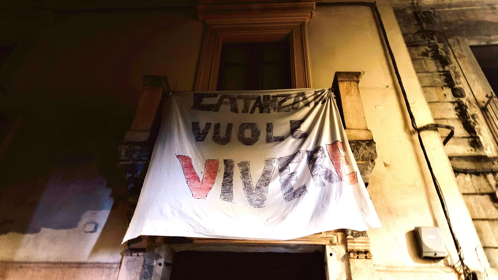 “Catanzaro vuole vivere”: lo striscione di solidarietà per il giovane imprenditore di via XX Settembre