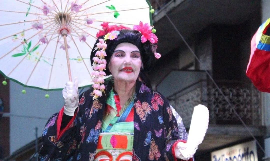 Carnevale, a Soverato brilla per bellezza ed estro una splendida nonna vestita da Geisha