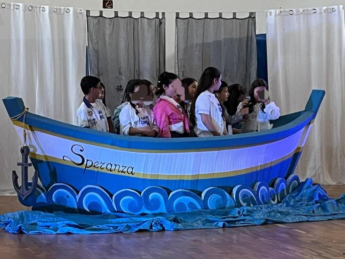 images Accoglienza e solidarietà nella recita della terza A della primaria di Girifalco