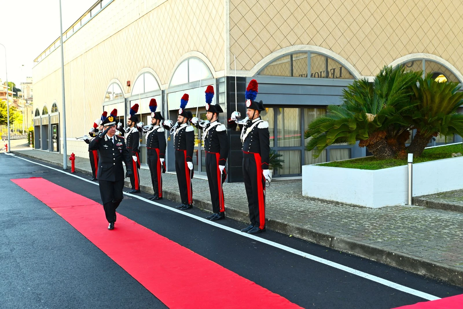 Il Generale Domizi incontra i Carabinieri della Calabria e consegna 23 Medaglie Mauriziane