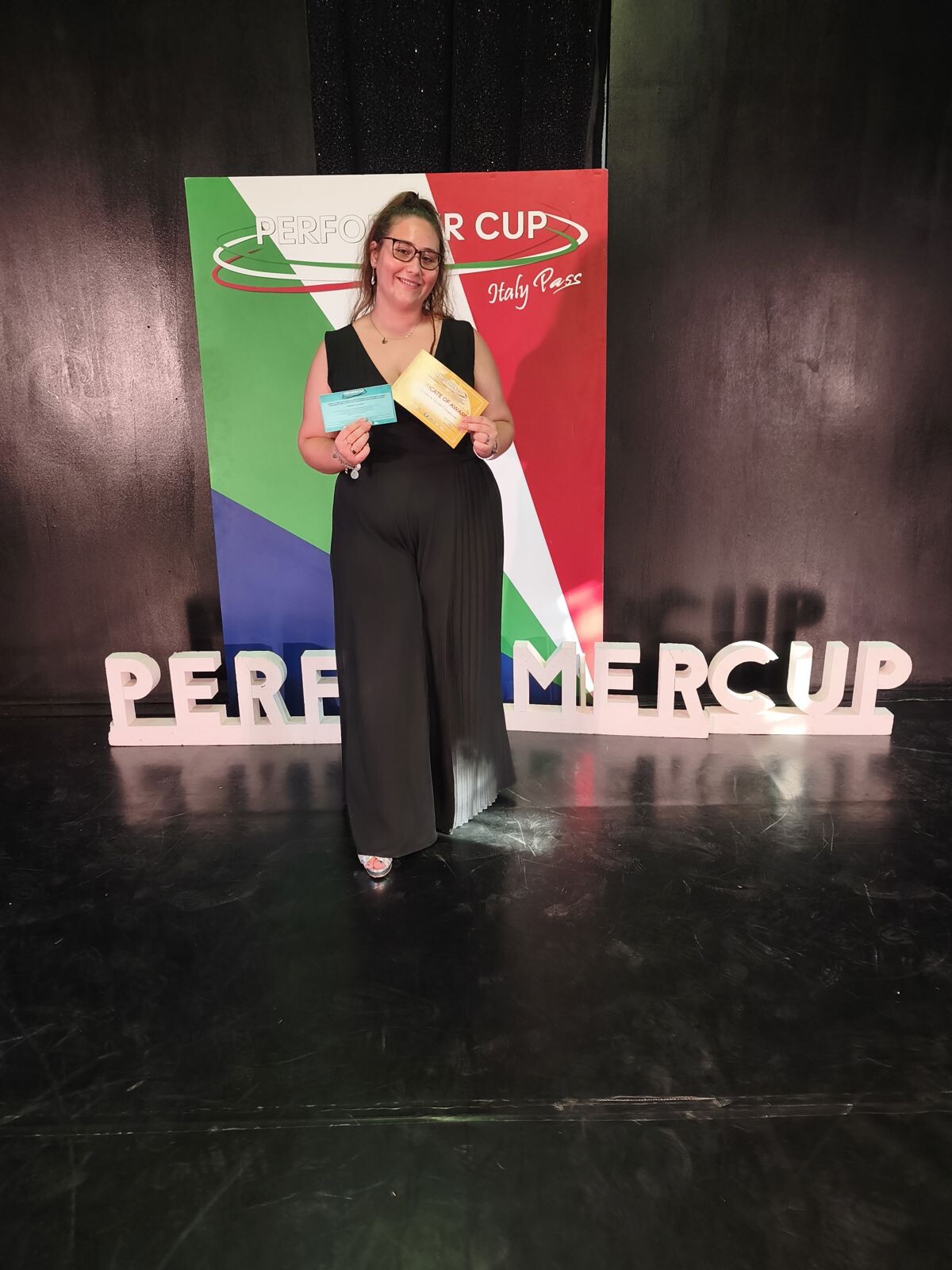 images Olimpiadi arti performative, Anna La Croce difende la bandiera calabrese 