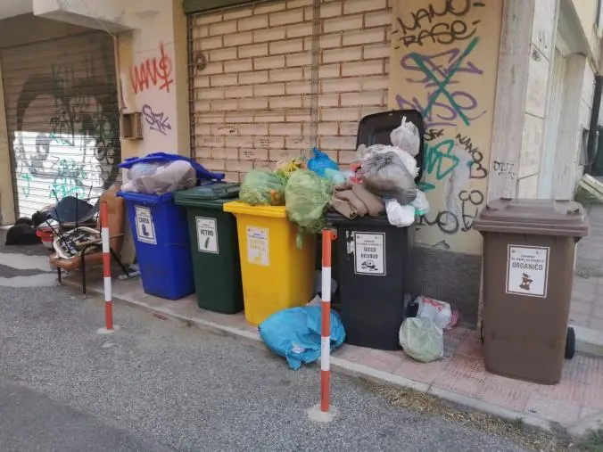images Task force a Catanzaro contro l'abbandono di rifiuti: Polizia locale a lavoro nella notte per beccare i trasgressori