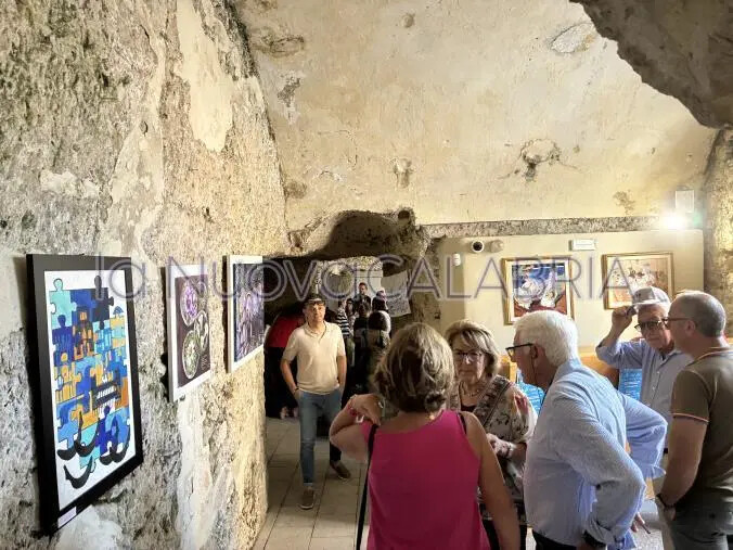 images Catanzaro, inaugurata la mostra “Arte ed emozioni di ogni età”: una collezione che unisce generazioni e sensibilità artistiche