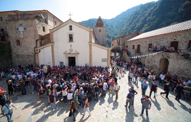 images Aspromonte in fiamme e Santuario di Polsi isolato: i fedeli tornano indietro 
